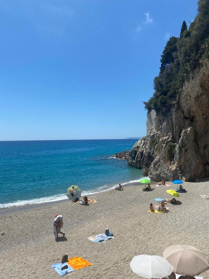 Vivi La Mia Liguria - Esclusivo Appartamento Con Terrazzo E Giardino Finale Ligure Exteriör bild